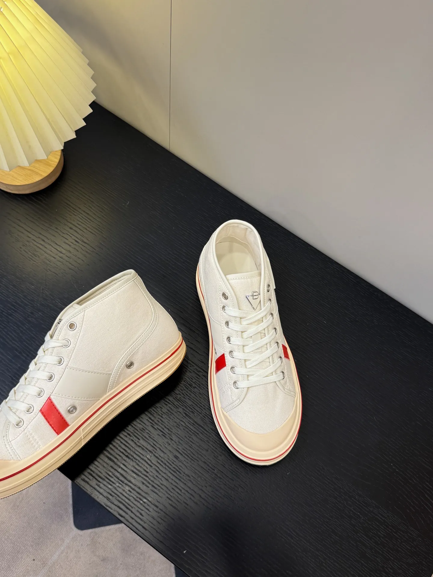 👟👟Ex-factory price 480👟👟 (Men’s size +1️⃣0️⃣) BVOrbit’s latest 2025 catwalk model, developed 1:1 from the original board, classic color matching elements! This is the biggest highlight of this shoe, eye-catching but not exaggerated design, super cool for daily use, super versatile whether paired with pants, sweaters or skirts, looks good no matter how you wear it, the more you look at it, the more you like it ❗️ Outsole: Original outsole Color: 4 colors Size: Female 35-40 Male 39-44